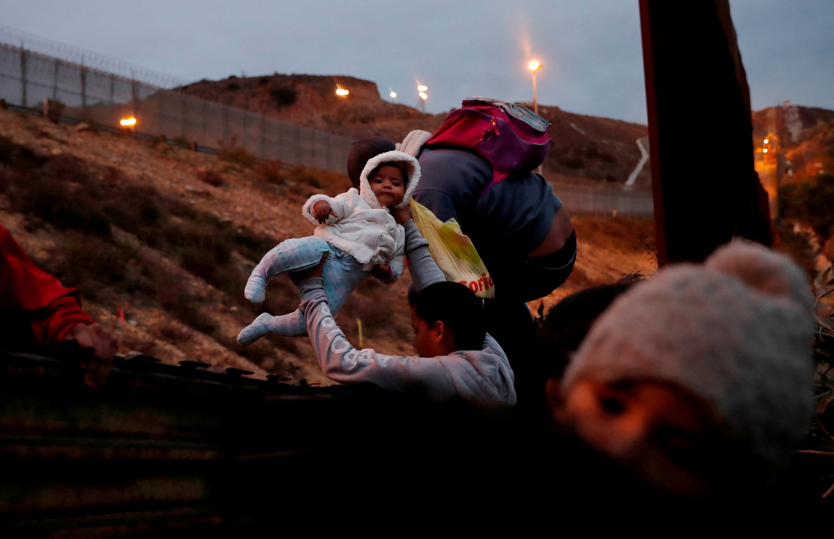 مهاجرون بلا أنصار على الحدود بين الولايات المتخدة والمكسيك 