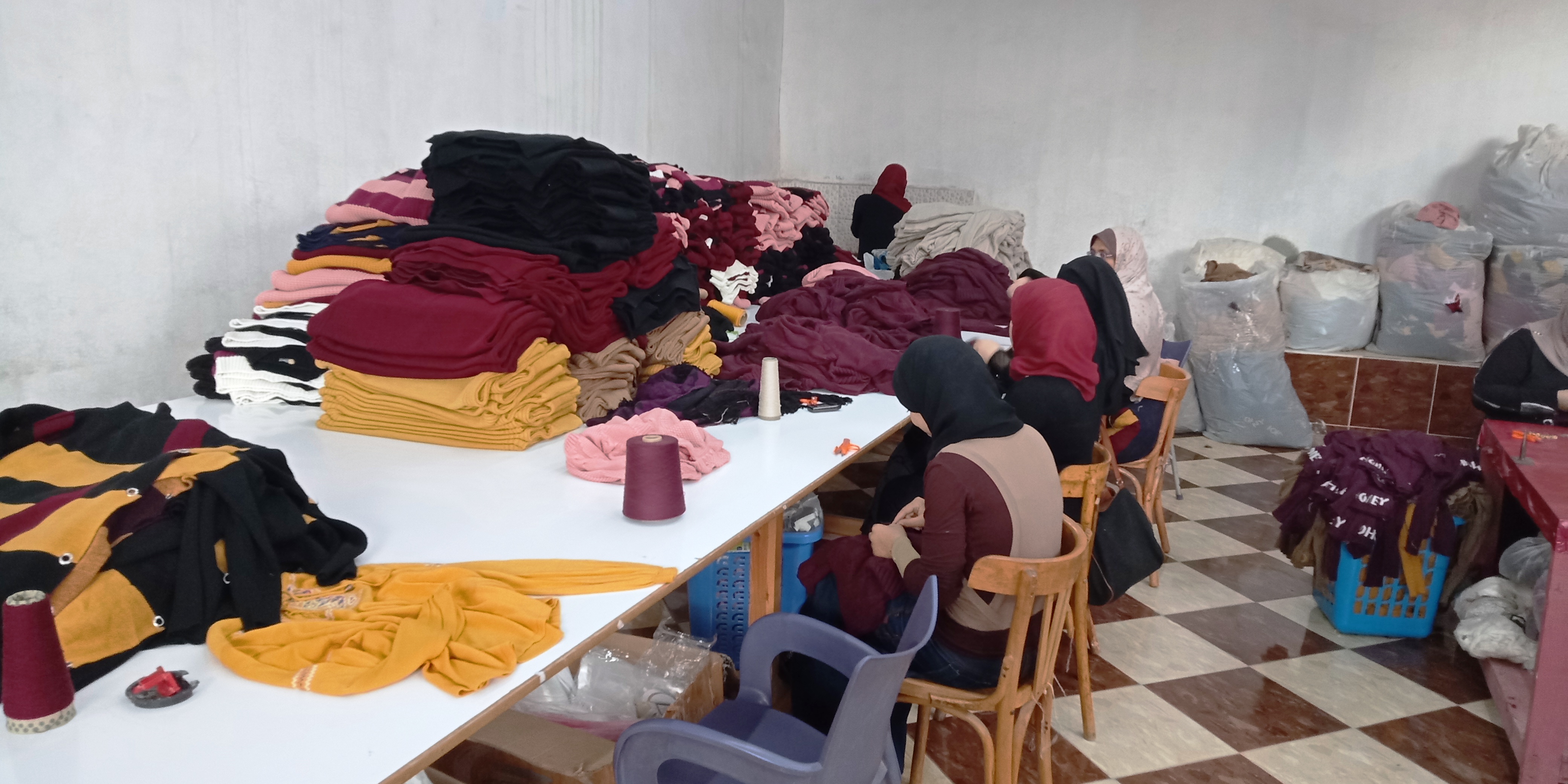 قصة نجاح رضا إمبابي صاحبة مصنع للملابس الجاهزة (8)