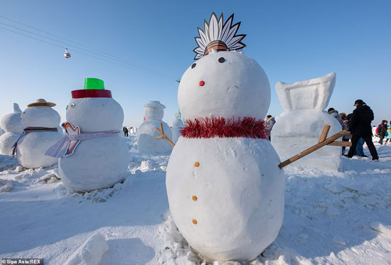 الزوار يصنعون رجل الثلج (4)