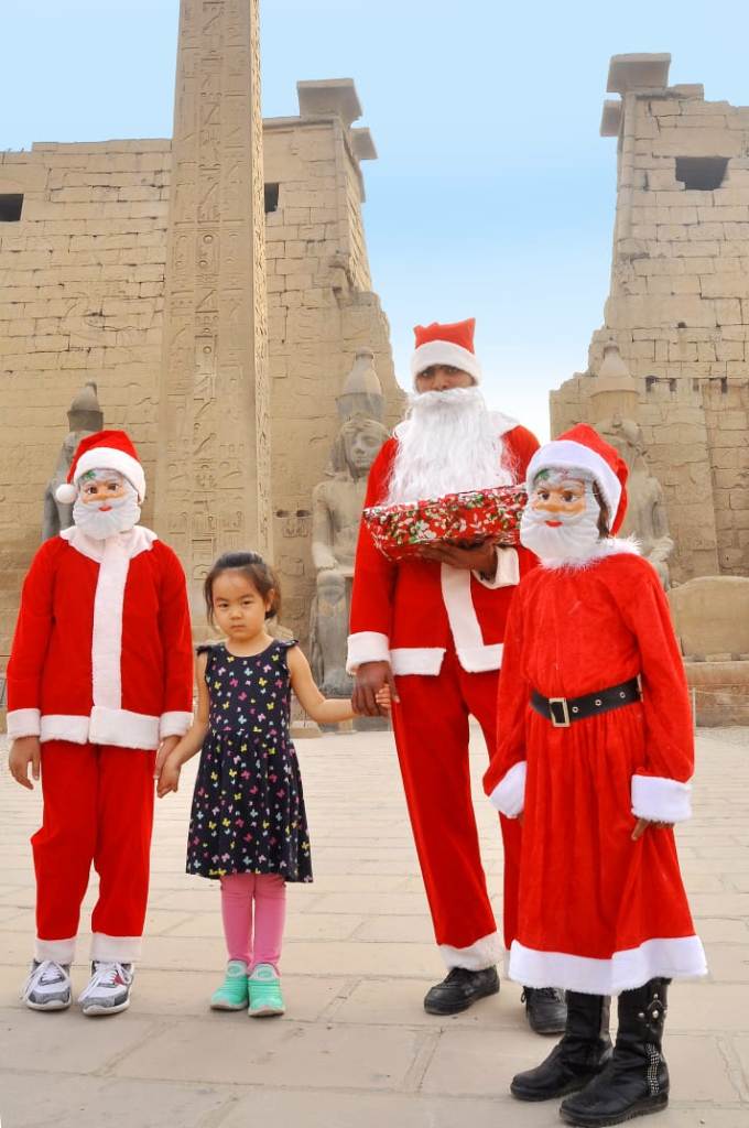 في الأقصر بابا نويل يوزع الهدايا والسعادة في كل مكان (9)
