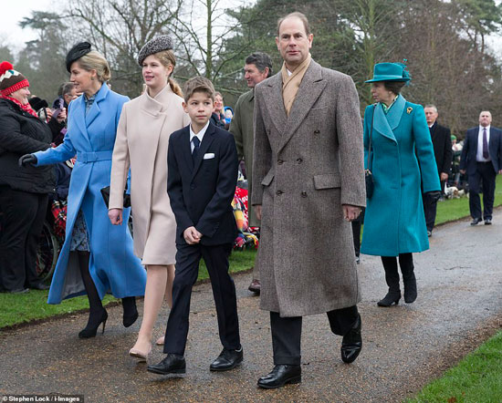 الأمير إدوارد وزوجته وأولاده وتليه الأميرة آن