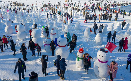 الزوار يصنعون رجل الثلج (2)