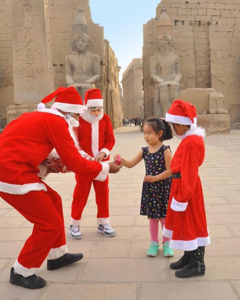 في الأقصر بابا نويل يوزع الهدايا والسعادة في كل مكان (3)