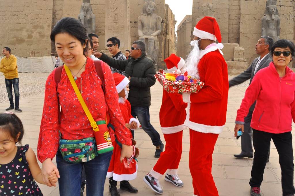 في الأقصر بابا نويل يوزع الهدايا والسعادة في كل مكان (2)