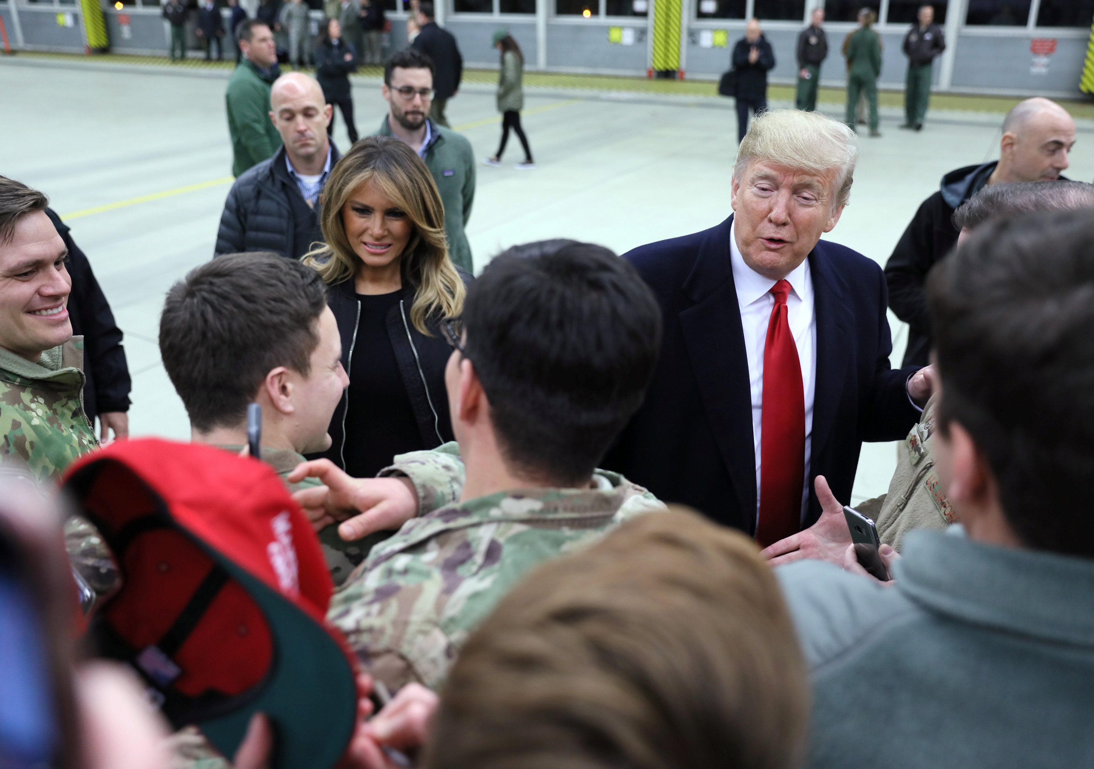 ترامب وزوجته يزوران قاعدة جوية أمريكية بألمانيا (3)