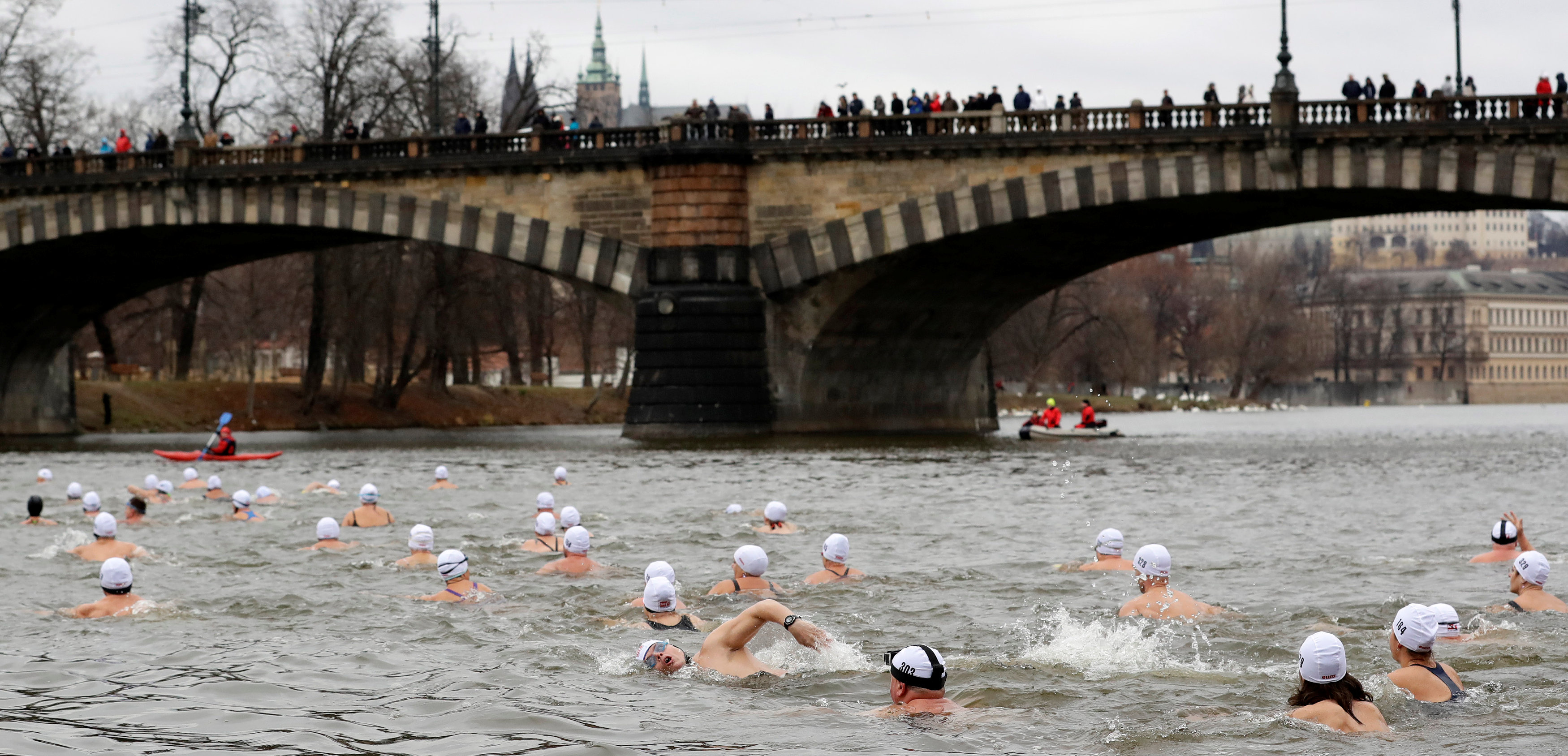 المئات يسبحون فى المياه الباردة احتفالا بالكريسماس (5)
