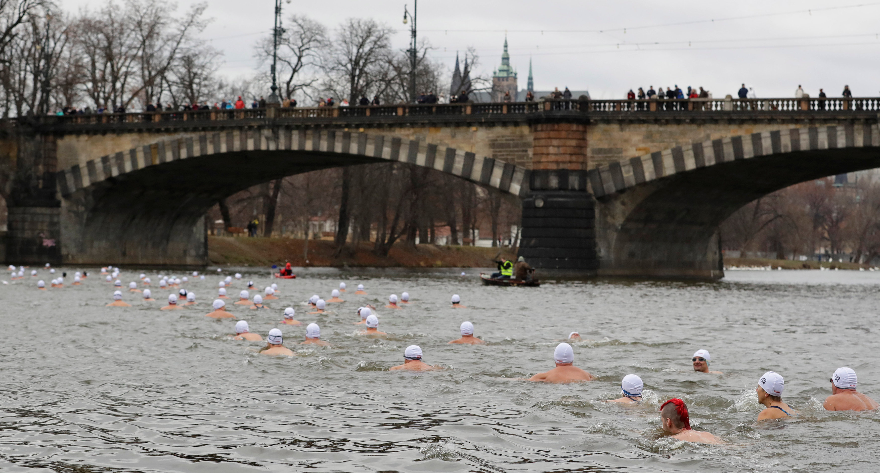 المئات يسبحون فى المياه الباردة احتفالا بالكريسماس (4)