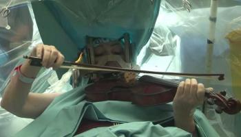 يعزف الكمان أثناء الجراحة