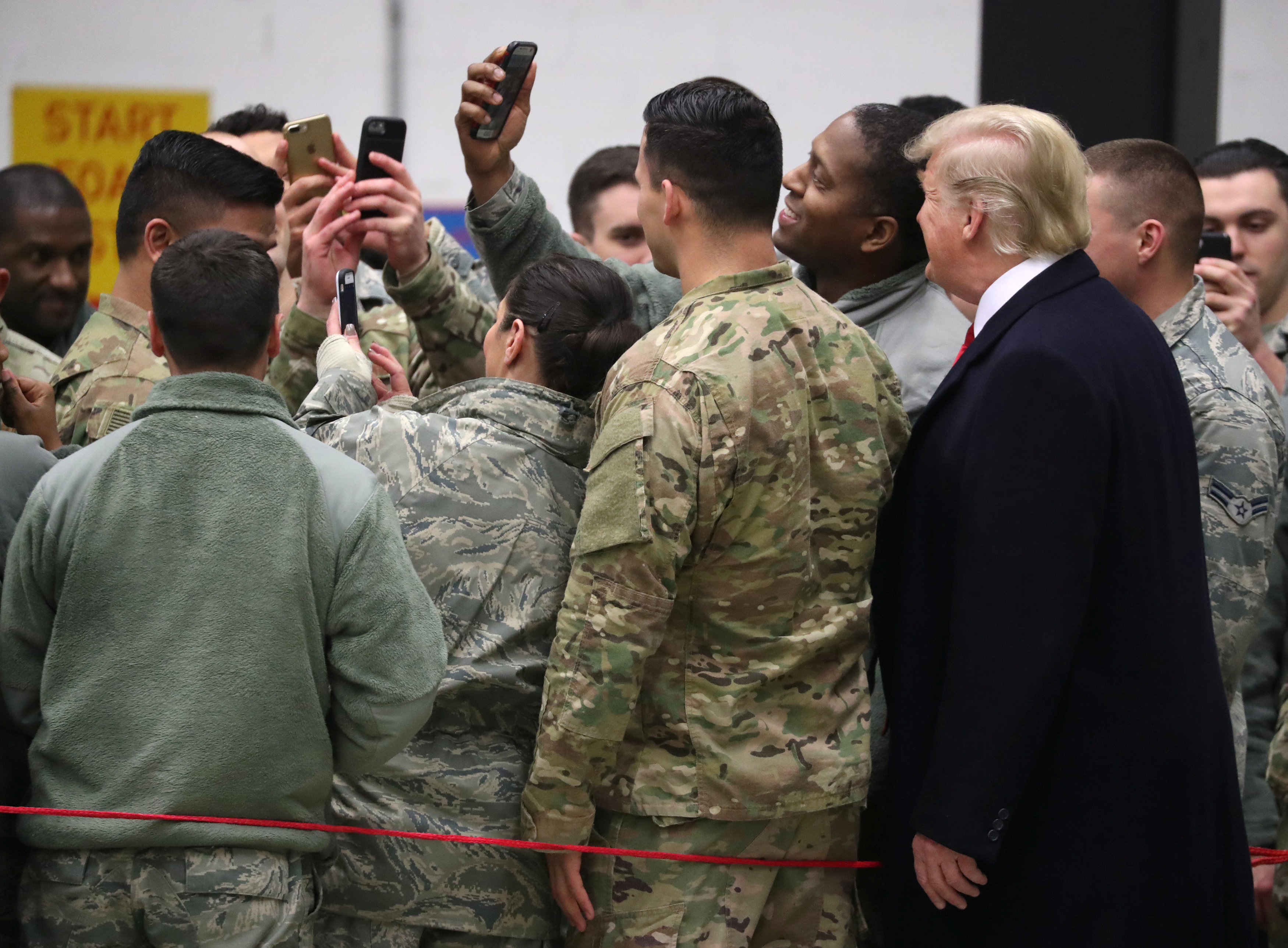 ترامب وزوجته يزوران قاعدة جوية أمريكية بألمانيا (6)
