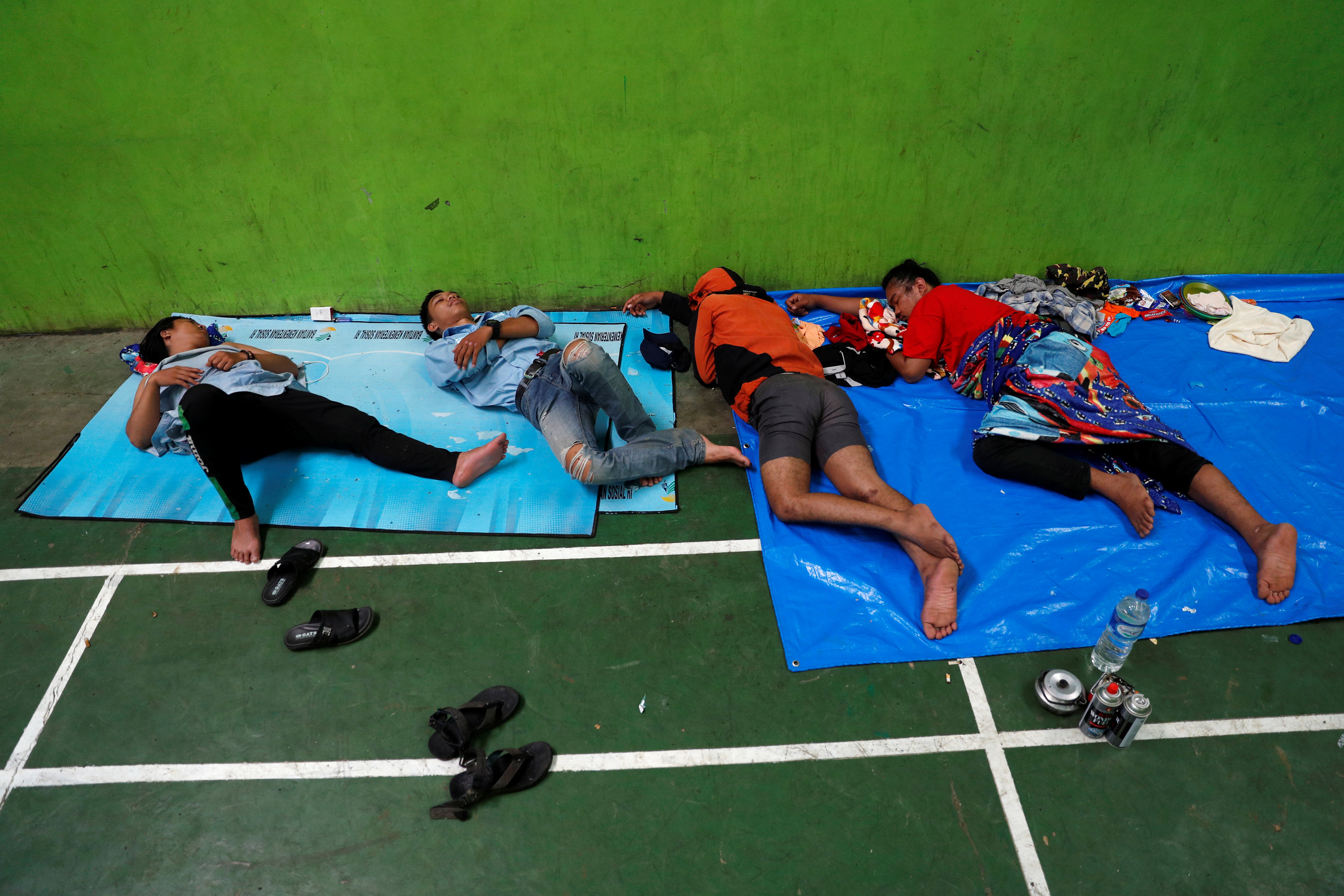 آلاف المشرّدين يفترشون ملاجئ الإغاثة جراء تسونامى إندونيسيا  (6)
