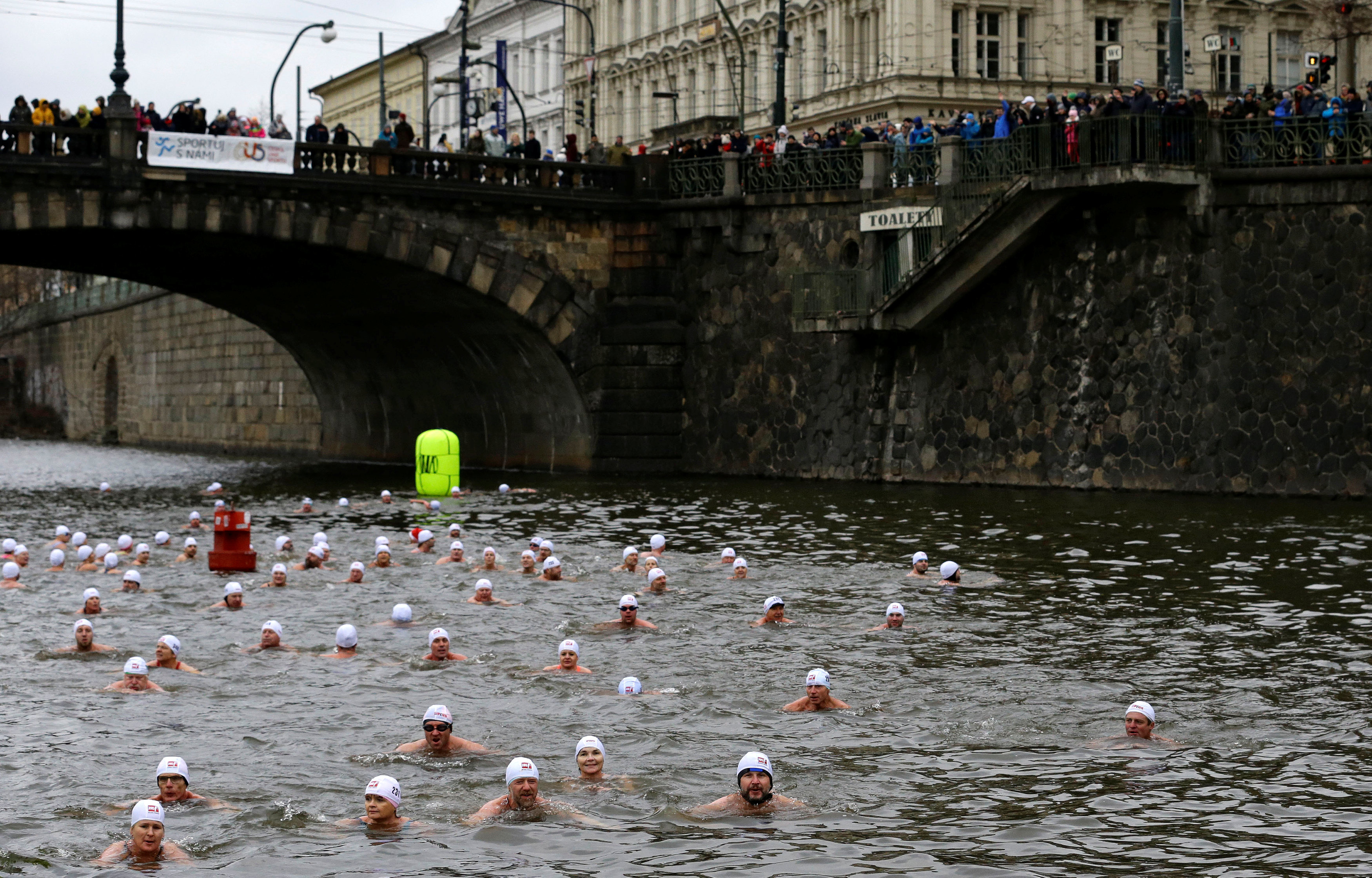المئات يسبحون فى المياه الباردة احتفالا بالكريسماس (9)