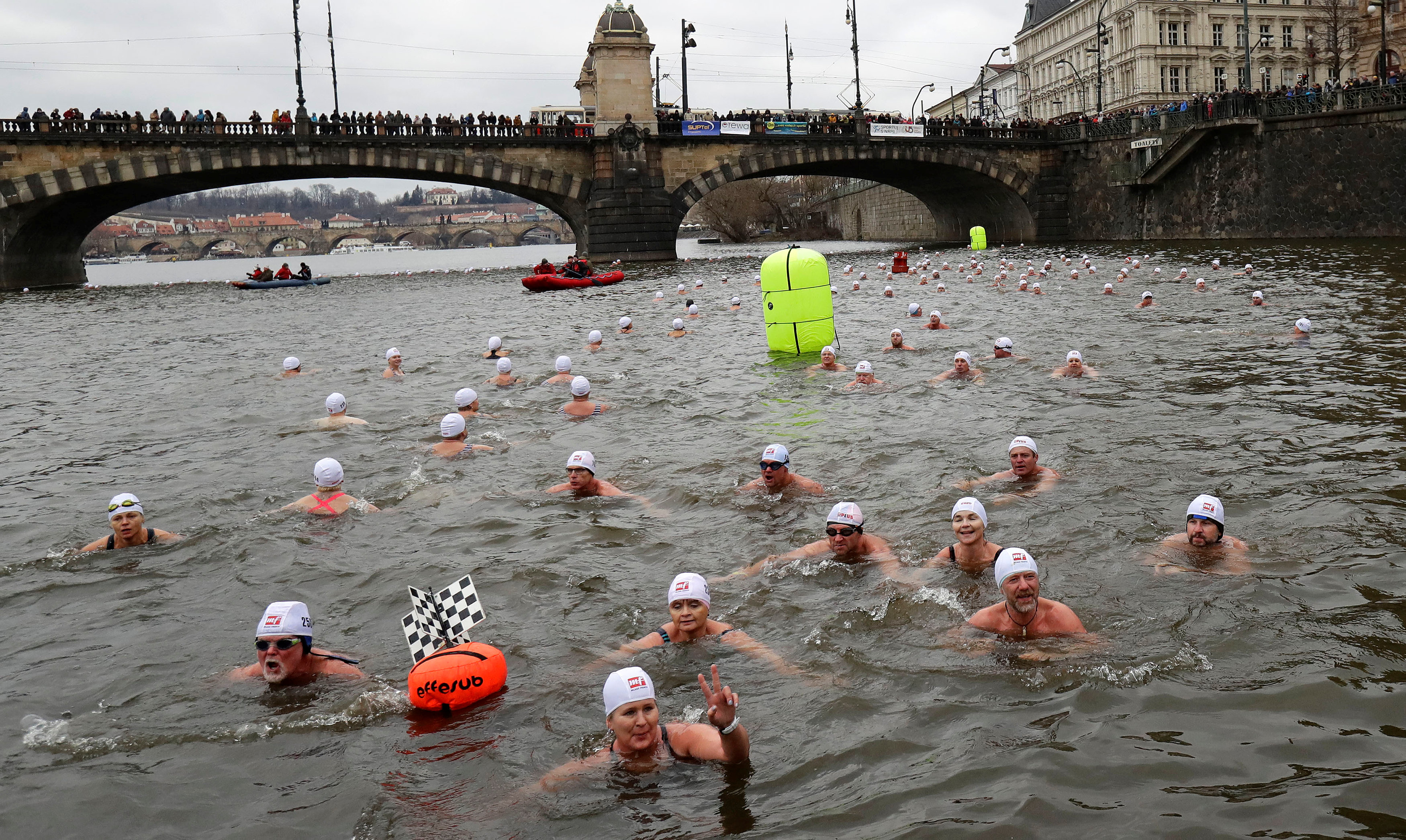 المئات يسبحون فى المياه الباردة احتفالا بالكريسماس (1)