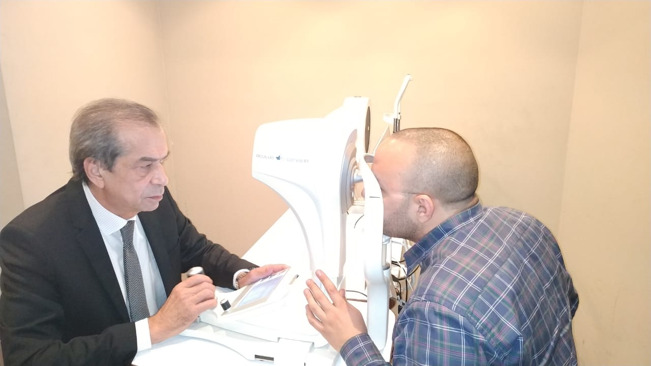 دكتور أحمد يفحص مريض على جهاز جهاز Corvis