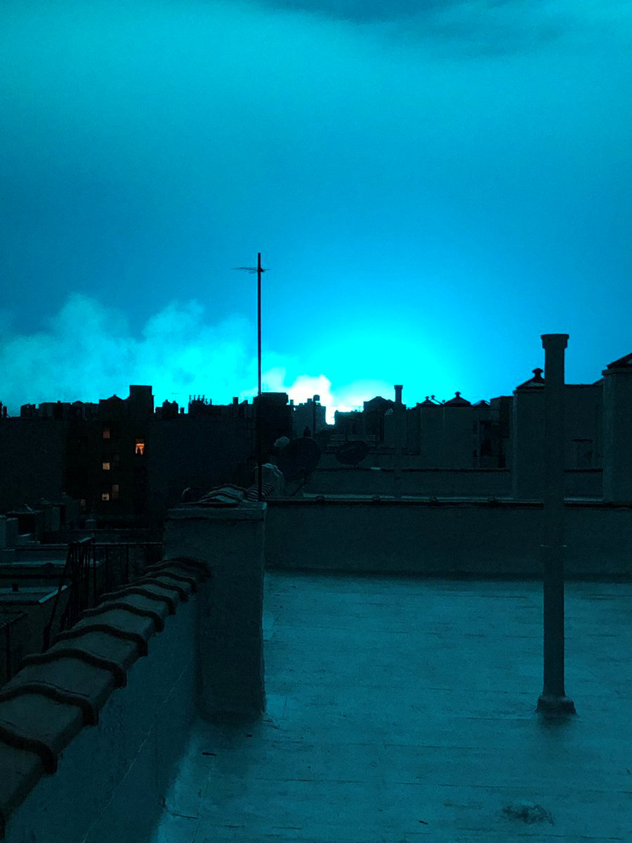 سماء نيويورك تضيئ باللون الأزرق جراء الانفجار (1)