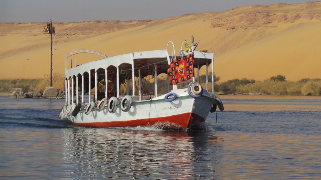 أحد المراكب وسط النيل