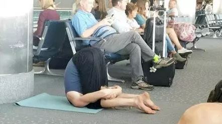 ممارسة اليوجا داخل المطار