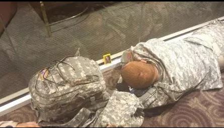 جندى ينام أمام صورة حبيبته