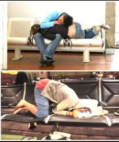 النوم داخل ساحات المطار بطريقة غريبة