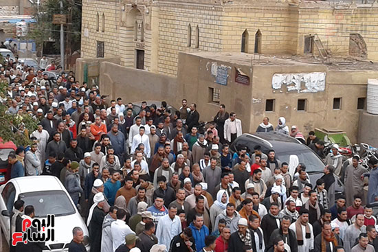الآلاف يشعيون جنازة نائب أشمون بحضور المحافظ وعدد من النواب (6)