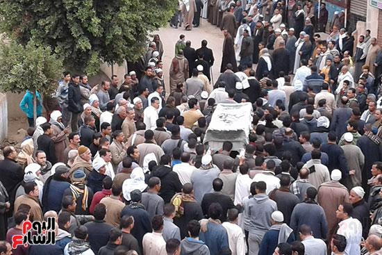 الآلاف يشعيون جنازة نائب أشمون بحضور المحافظ وعدد من النواب (3)