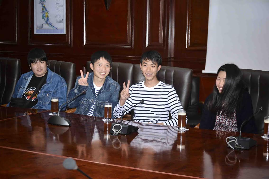 اجتماع المحافظ بطلاب 3 مقاطعات يابانية خلال تواجده بالاقصر