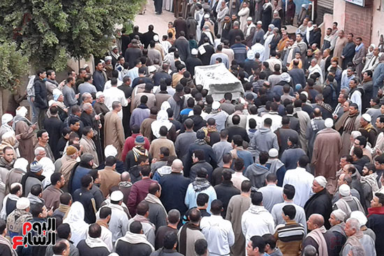 الآلاف يشعيون جنازة نائب أشمون بحضور المحافظ وعدد من النواب (4)