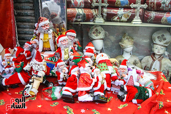 صور هدايا بابا نويل واحتفالات رأس السنة تزين شوارع المحروسة (10)