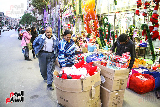 صور هدايا بابا نويل واحتفالات رأس السنة تزين شوارع المحروسة (34)