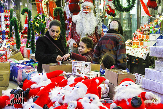 صور هدايا بابا نويل واحتفالات رأس السنة تزين شوارع المحروسة (35)