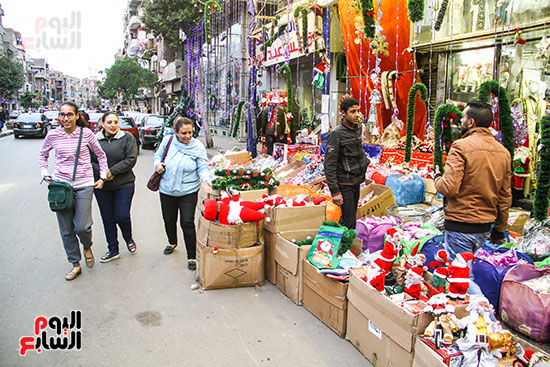 صور هدايا بابا نويل واحتفالات رأس السنة تزين شوارع المحروسة (18)