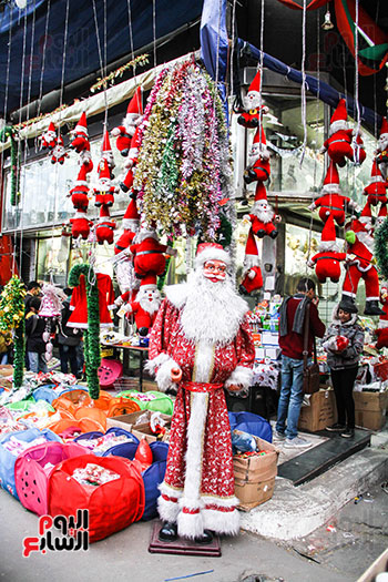 صور هدايا بابا نويل واحتفالات رأس السنة تزين شوارع المحروسة (2)