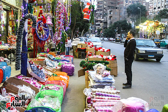 صور هدايا بابا نويل واحتفالات رأس السنة تزين شوارع المحروسة (22)