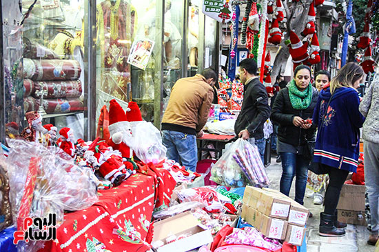صور هدايا بابا نويل واحتفالات رأس السنة تزين شوارع المحروسة (7)