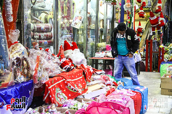 صور هدايا بابا نويل واحتفالات رأس السنة تزين شوارع المحروسة (23)