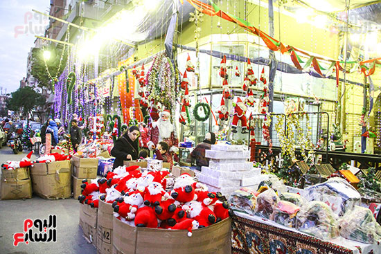 صور هدايا بابا نويل واحتفالات رأس السنة تزين شوارع المحروسة (36)