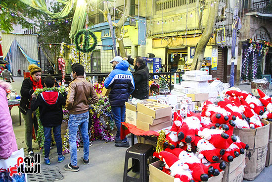 صور هدايا بابا نويل واحتفالات رأس السنة تزين شوارع المحروسة (30)