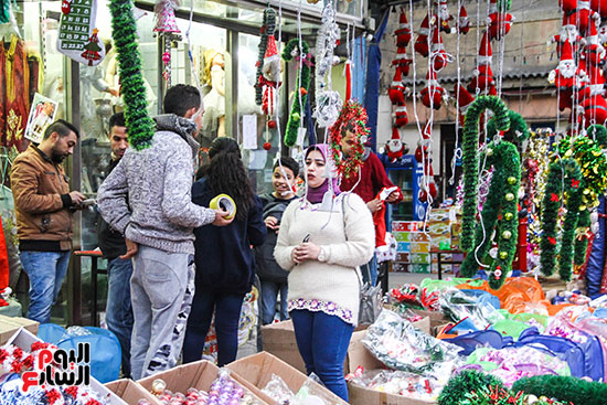 صور هدايا بابا نويل واحتفالات رأس السنة تزين شوارع المحروسة (4)