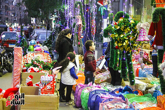 صور هدايا بابا نويل واحتفالات رأس السنة تزين شوارع المحروسة (40)