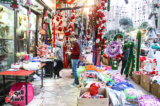 صور هدايا بابا نويل واحتفالات رأس السنة تزين شوارع المحروسة (11)