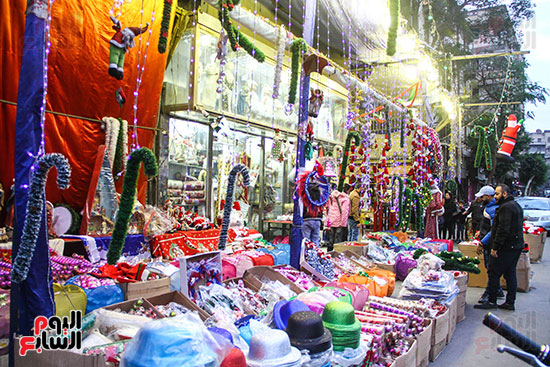 صور هدايا بابا نويل واحتفالات رأس السنة تزين شوارع المحروسة (28)