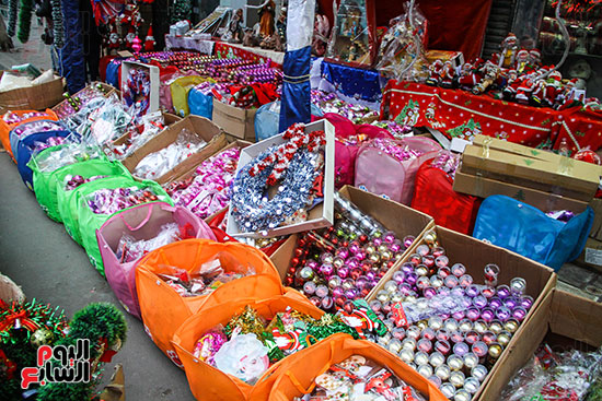 صور هدايا بابا نويل واحتفالات رأس السنة تزين شوارع المحروسة (9)