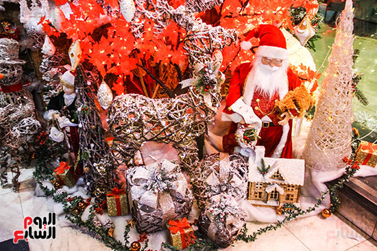 صور هدايا بابا نويل واحتفالات رأس السنة تزين شوارع المحروسة (74)