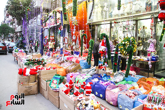 صور هدايا بابا نويل واحتفالات رأس السنة تزين شوارع المحروسة (20)