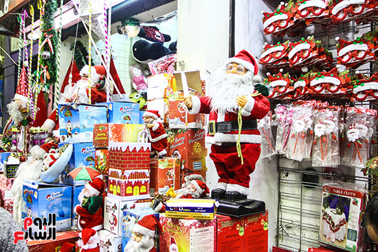 صور هدايا بابا نويل واحتفالات رأس السنة تزين شوارع المحروسة (52)