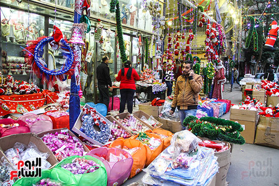 صور هدايا بابا نويل واحتفالات رأس السنة تزين شوارع المحروسة (17)