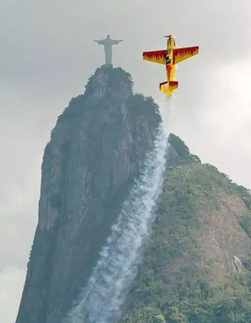 طائرة تشبه فى هيكلها تمثال البرازيل الشهير