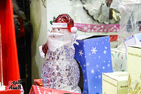 صور هدايا بابا نويل واحتفالات رأس السنة تزين شوارع المحروسة (47)