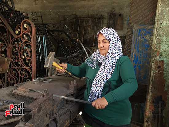 نادية أول مصرية تعمل بالحدادة (9)