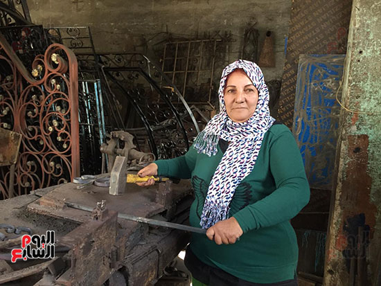 نادية أول مصرية تعمل بالحدادة (25)