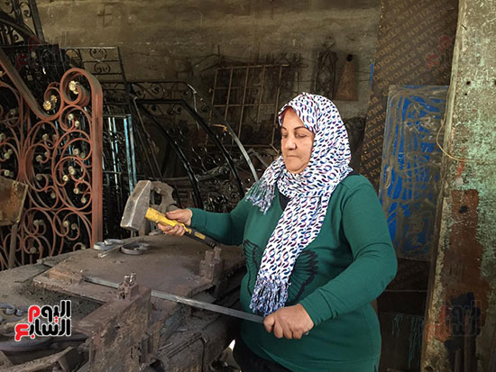 نادية أول مصرية تعمل بالحدادة (15)